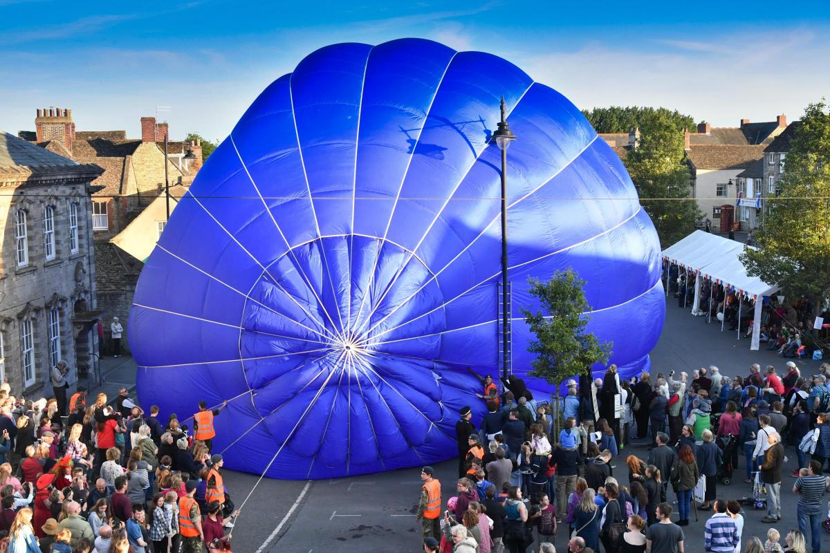 Crowds watch Malmesbury hot air balloon launch bid