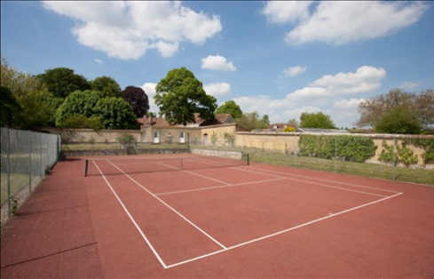 Four-bedroom country house and its tennis court in Amesbury