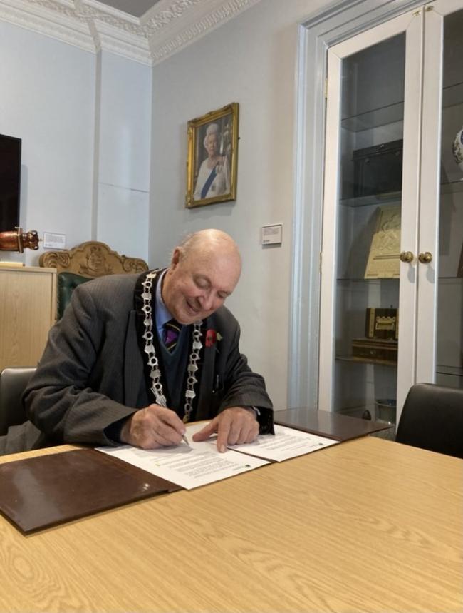 Chippenham mayor, Cllr John Scragg signs Covenant of Mayors for Climate and Energy VIA TWITTER