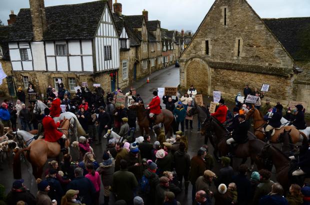 The Wiltshire Gazette and Herald: Crowds for and against at the hunt