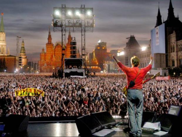 The Wiltshire Gazette and Herald: Paul McCartney performs in Red Square to 100,000 Russians. Photo: Bill Bernstein MPL