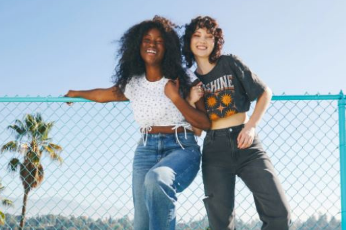 Hollister launches spring sale with 30 percent off men's and women's clothing | The Wiltshire Gazette and Herald - Vimarsana News