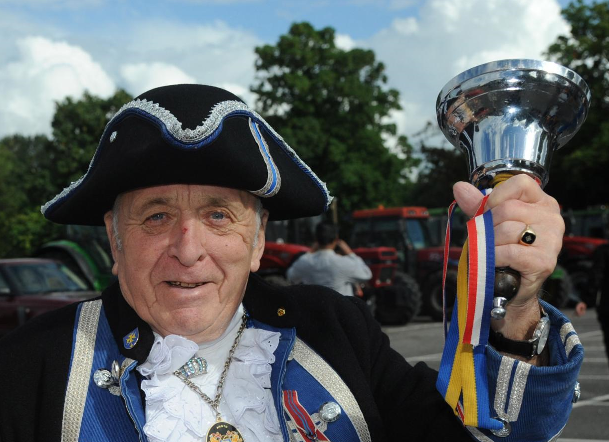 Melksham town crier retires as search begins for successor | The Wiltshire Gazette and Herald - Vimarsana News